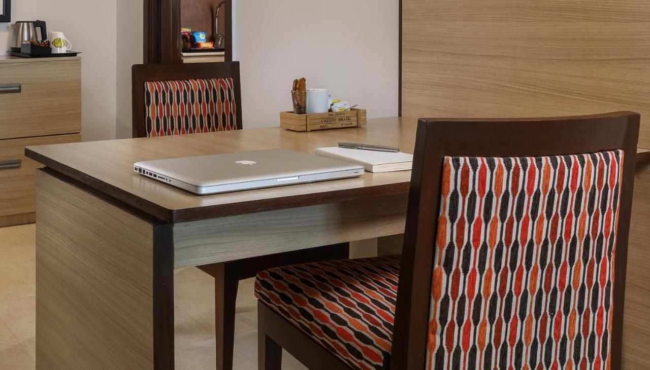 Sandal Suites By Lemon Tree Hotels Νόιντα Εξωτερικό φωτογραφία