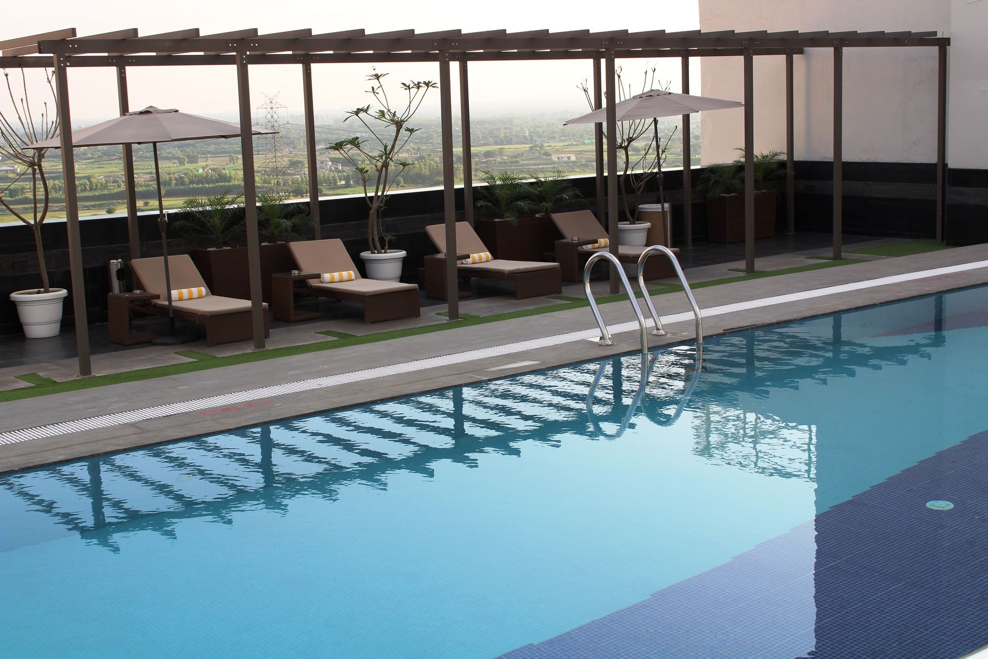 Sandal Suites By Lemon Tree Hotels Νόιντα Εξωτερικό φωτογραφία